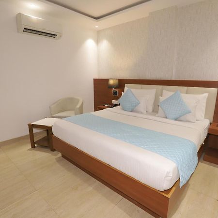 Nh Skye Suites Ню Делхи Екстериор снимка