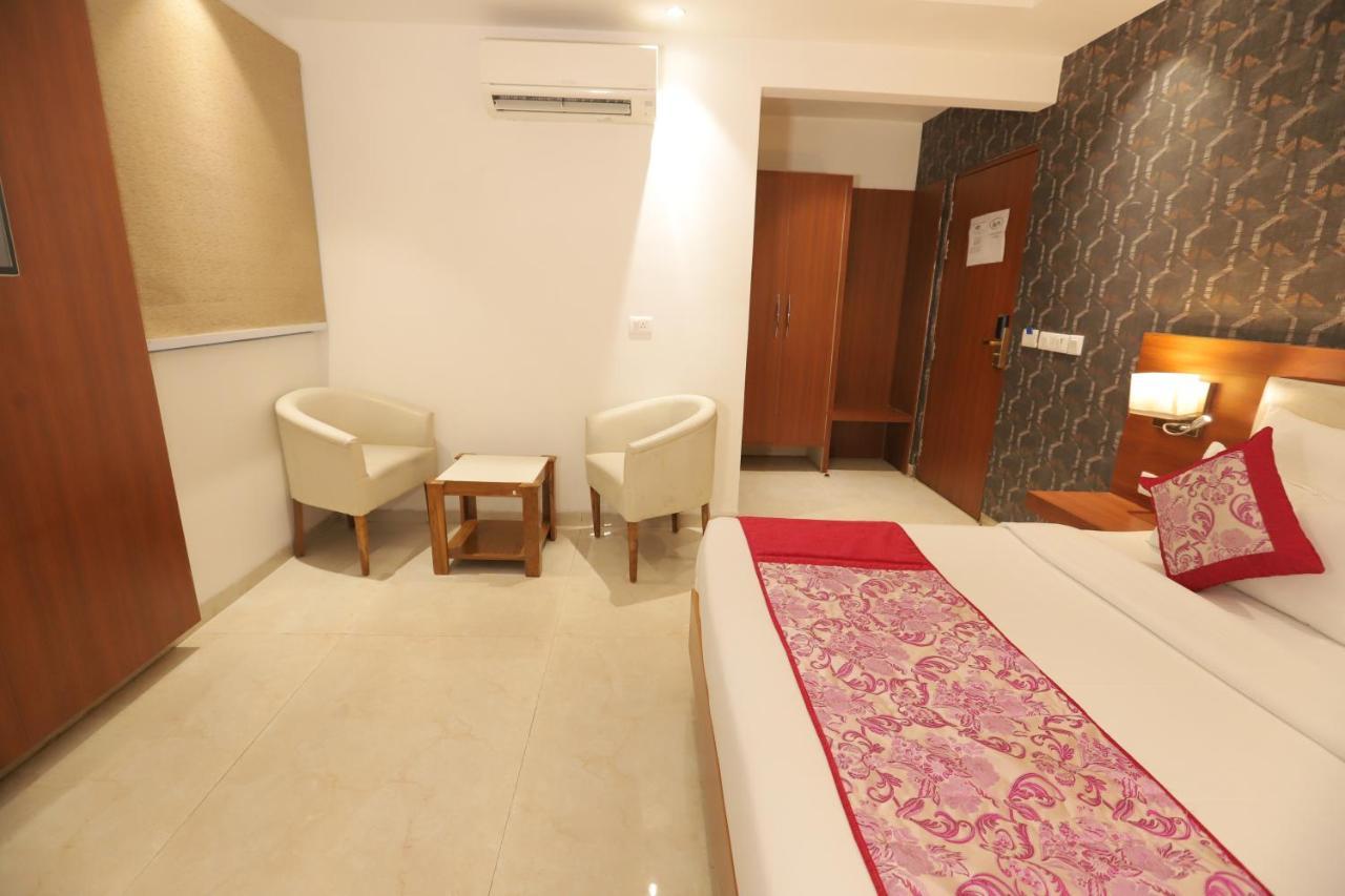 Nh Skye Suites Ню Делхи Екстериор снимка
