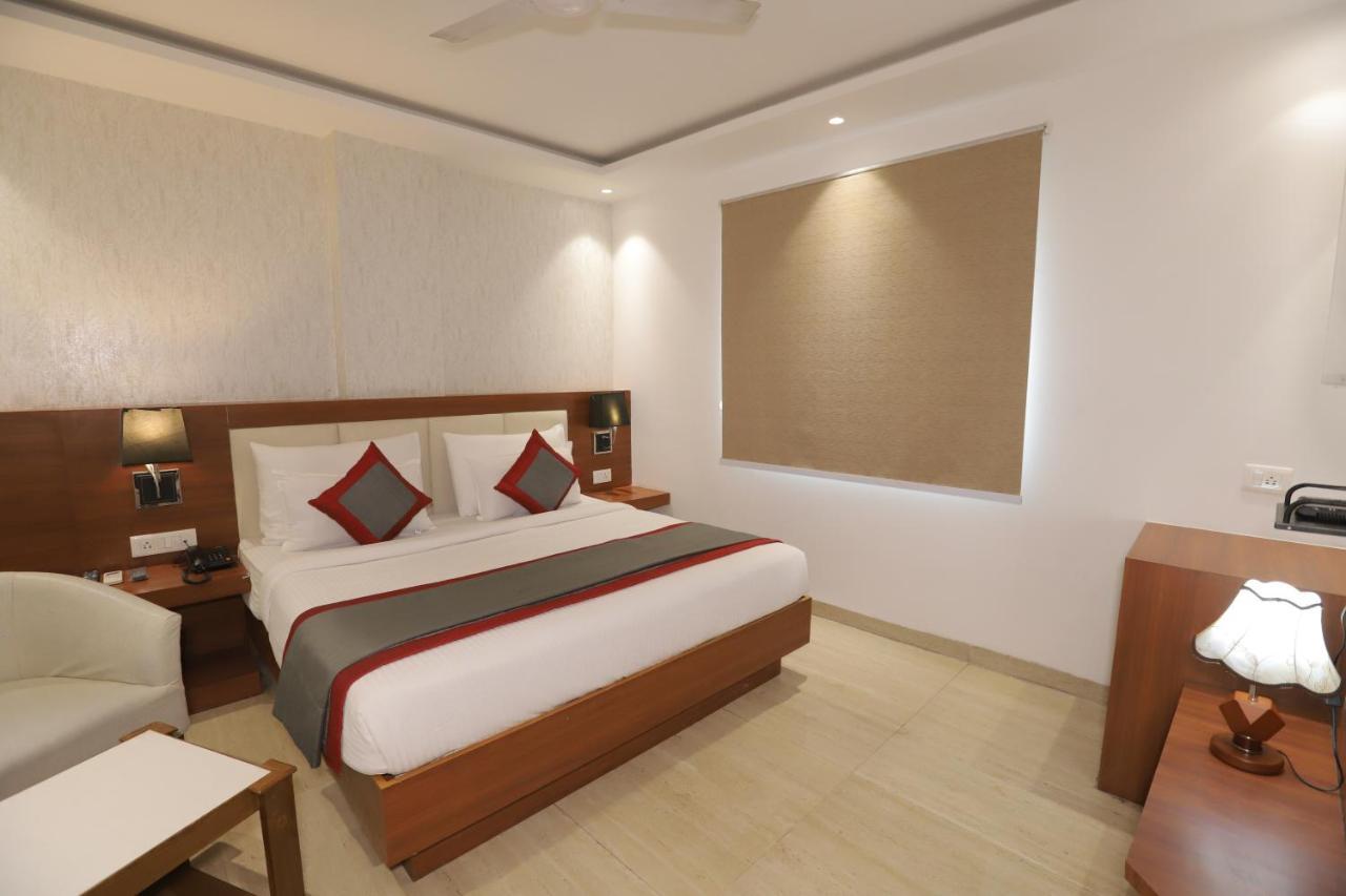 Nh Skye Suites Ню Делхи Екстериор снимка