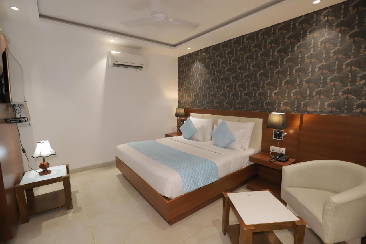 Nh Skye Suites Ню Делхи Екстериор снимка