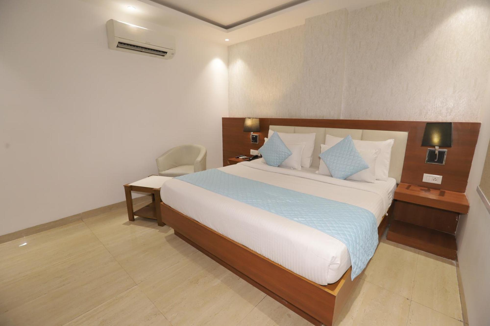Nh Skye Suites Ню Делхи Екстериор снимка