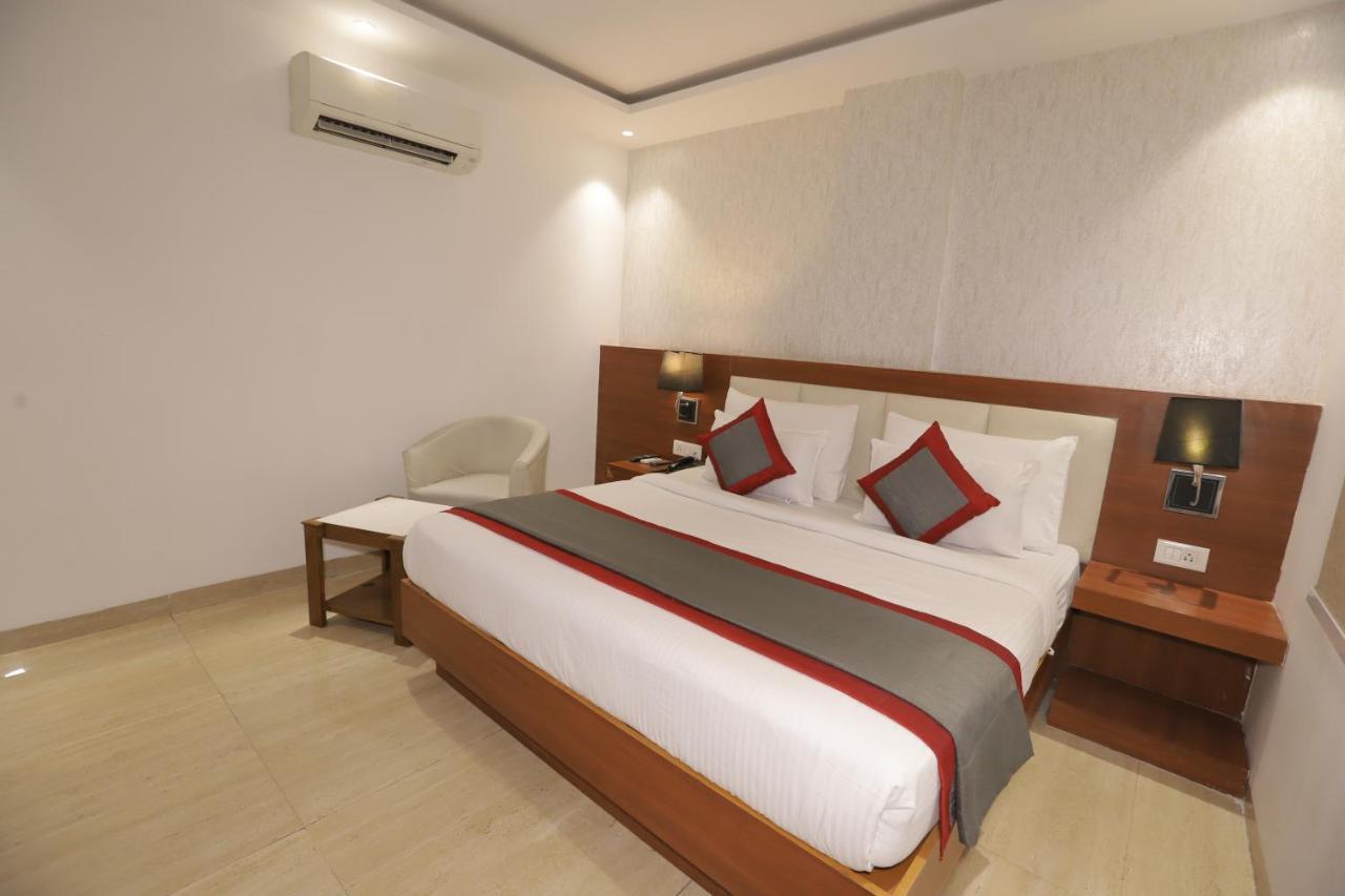 Nh Skye Suites Ню Делхи Екстериор снимка
