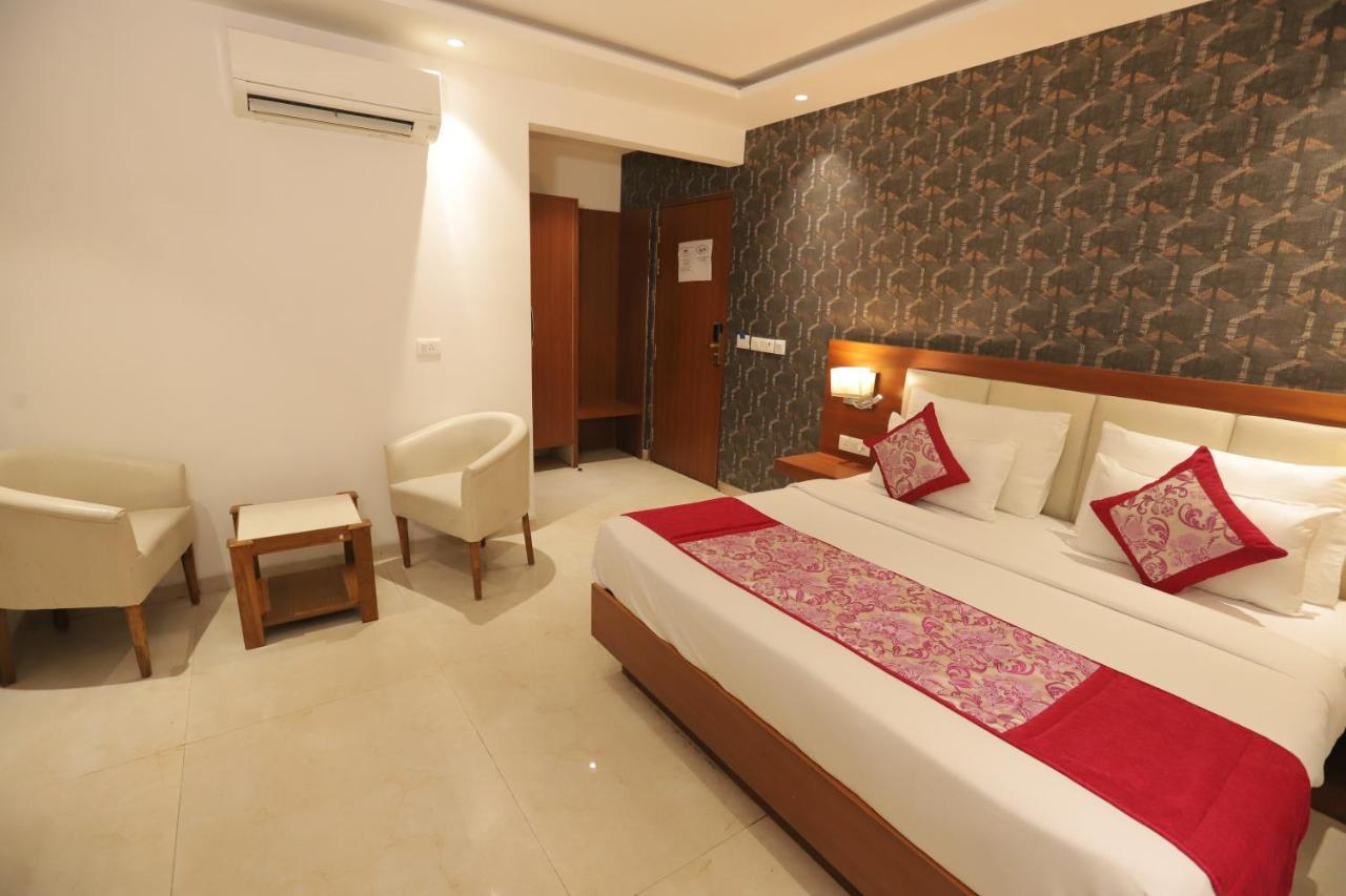 Nh Skye Suites Ню Делхи Екстериор снимка