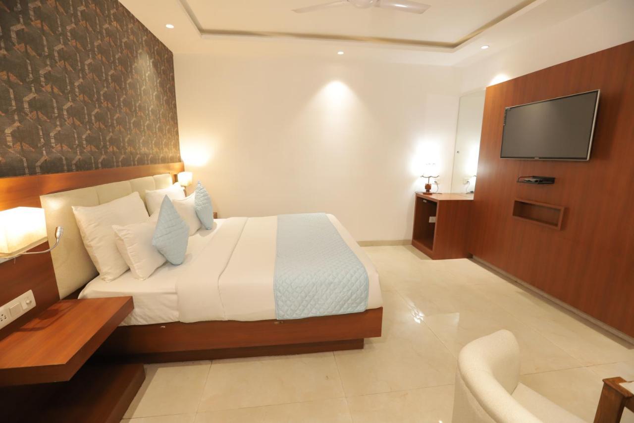 Nh Skye Suites Ню Делхи Екстериор снимка