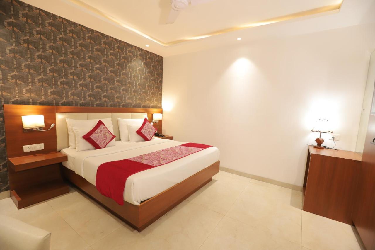 Nh Skye Suites Ню Делхи Екстериор снимка